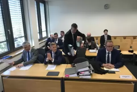Bei der Verhandlung im Neustadter Gerichtssaal: Landrat Ralf Leßmeister sowie der Pirmasenser OB Markus Zwick (rechts) und der A