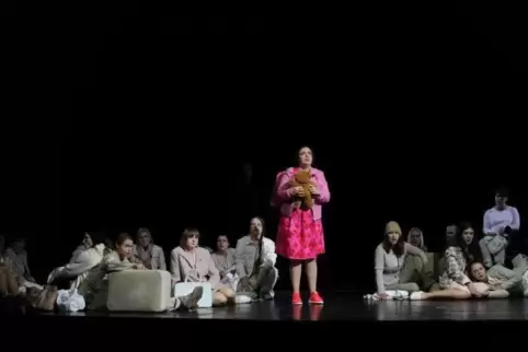 In der Jugendoper „Border“ begegnen sich Laien und Profis auf der Pfalztheaterbühne.  Foto: Marco Piecuch