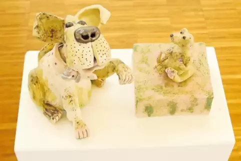 Der Hund und die Ratte: Keramik-Skulpturenduo „Gib Pfötchen“ (2019) von Iris Conrad.