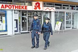 Zwei KVD-Mitarbeiter auf Streife in der Innenstadt. Ihre Uniformen ähneln denen der Polizei