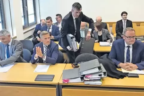 Bei der Verhandlung Mitte Mai im Neustadter Verwaltungsgericht: (von links sitzend) Alt-OB Bernhard Matheis, Kaiserslauterns Lan