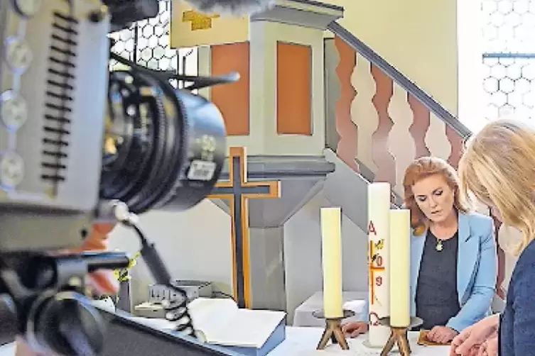 Dreharbeiten f&uuml;r die ZDF-Dokumentation am Sonntag in der Pfeffelsbacher Dorfkirche.