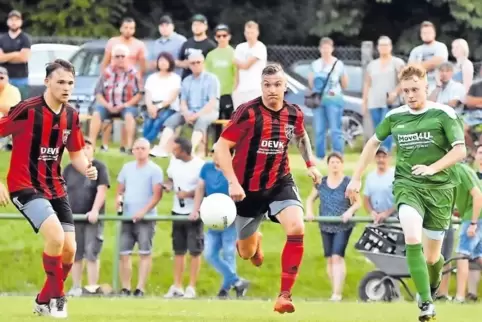 Katzweilers Lukas Faltus (rechts) trifft zum 2:1, David Luprian (Mitte) hat das Nachsehen.