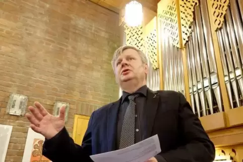 Zum 30. Mal spielte Roman Perucki am Sonntag in der Friedenskirche. Immer wieder verließ er den Sitz der Oberlinger-Orgel um die