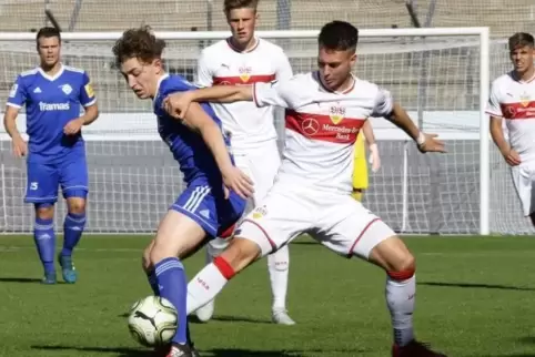 Seit der D-Jugend beim FKP: Luca Eichhorn (in Blau), hier beim Zweikampf mit David Tomic vom VfB Stuttgart. Foto: Imago-Images/B
