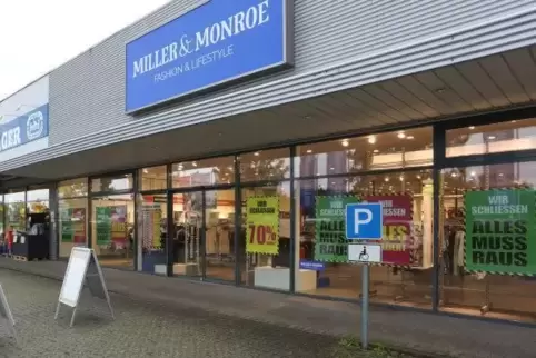 Seit einigen Tagen geschlossen. Die „Miller & Monroe“-Filiale in Germersheim. Wie es weiter geht, ist ungewiss. Foto: van