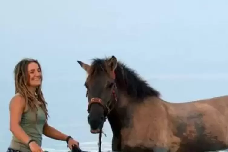 Simone Hage (18) ritt mit ihren beiden Konik-Ponys Coco und Luna 1500 Kilometer quer durch Deutschland.  Foto: Catamaranfilms