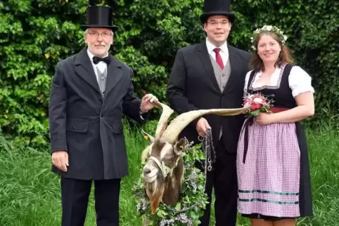 In diesem Jahr werden Hildrun und Martin Groß (rechts) den Geißbock in Deidesheim übergeben.  Foto: Linzmeier-Mehn