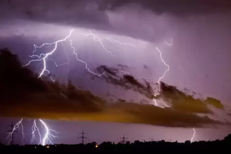 Geballte Energie: Ein Blitzeinschlag kann einen Brand auslösen – wie am Donnerstag bei der Firma Zeller in Mutterstadt  Foto: dp