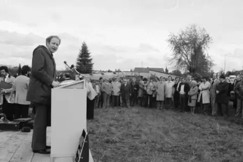 Gerhard Schwetje beim ersten Spatenstich für das neue Kreishaus im Jahr 1981.  Foto: Kreisverwaltung