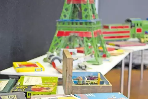 Unter den 80 Modellen ist der Eiffelturm.