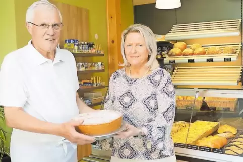 Werner und Marga Wolf in ihrem „Cöllner Lädsche“: Dieses betreiben sie mit viel Herzblut, um die Lebensqualität in der Region zu