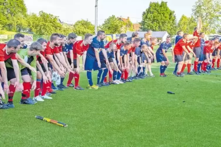 Spieler und Schiedsrichter feiern am Mittwoch im saarl&auml;ndischen Winterbach den Abpfiff des 168 Stunden dauernden Wahnsinns-Spiel