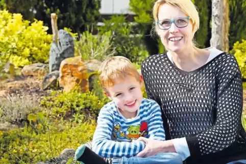 Fühlen sich bei der Katholischen Kirche gut aufgehoben: Antje Simon und ihr Sohn Jan.