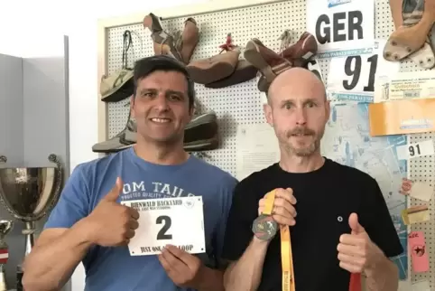 Michael Ohler (rechts) mit Norden Ben Hassan, der mit Startummer 2 in Kandel antreten wird. „Die Medaille“, sagt Ohmer schnippis