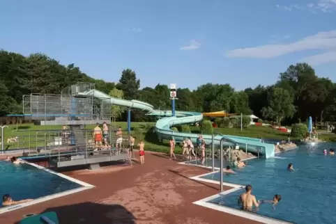 Am Mittwochabend war im Waldschwimmbad viel los. Foto: Iversen