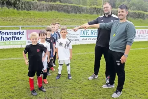 „So geht es nicht, du musst in die Reihe“ – bedeutet der Fingerzeig der Trainer Sven Lehberger (Zweiter von rechts) und Lütfü Ha