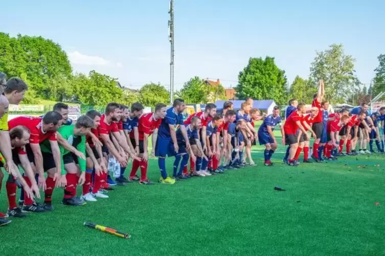 Spieler und Schiedsrichter feiern am Mittwoch im saarl&auml;ndischen Winterbach den Abpfiff des 168 Stunden dauernden Wahnsinns-Spiel