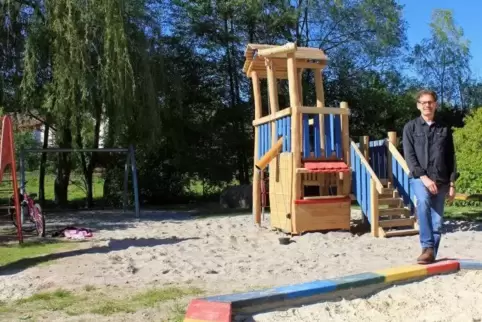 Klettern wieder möglich: Dirk Wagner, Ortsbürgermeisterkandidat der SPD, freut sich, dass die Sanierung des Spielplatzes abgesch