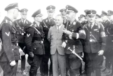 Gauleiter Josef Bürckel (Mitte, in Zivil) mit der Führungsriege der SS: