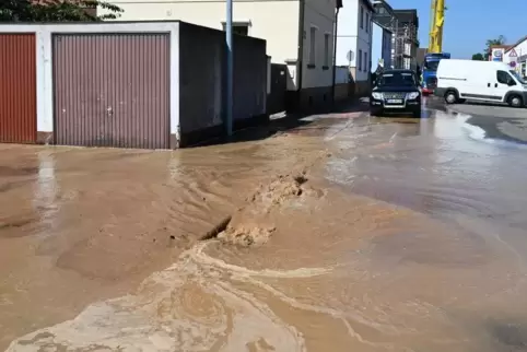 In der Speyerer Straße ist die Straße unterspült worden. Foto: lenz