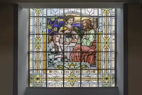 Jesus gemeinsam mit den Schwestern des Lazarus, Maria und Martha, zeigt dieses Fenster. Foto: m. hoffmann