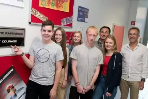 Stellen sich der Vergangenheit (von links): Lukas Kurz, Sophia Even, Lea Lißmann, Niklas Walg, Walter Lukacszyk , Kim Decklar un