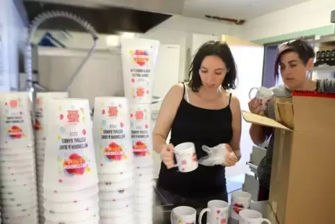Auch Becher und Tassen sind „Mittendrin&Bunt“: Sarah Boos und Claudia Kuntz bei den Vorbereitungen für den Getränkeversorgung. F