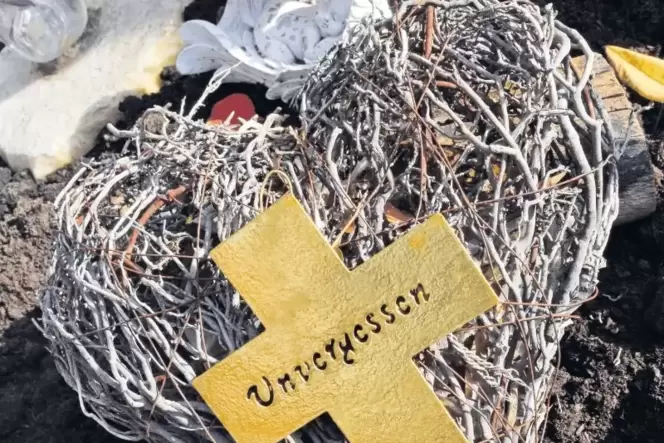 Traurige Erfahrung: Wenn unvermittelt ein geliebter Mensch nicht mehr da ist, entsteht eine Lücke, die nur schwer wieder mit Leb Traurige Erfahrung: Wenn unvermittelt ein geliebter Mensch nicht mehr da ist, entsteht eine Lücke, die nur schwer wieder mit Leb