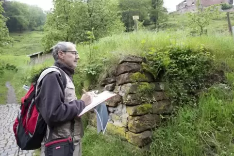 Der Biologe Peter Keller ist dabei, das Gebiet um die Burg Frankenstein zu kartieren. Foto: VIEW