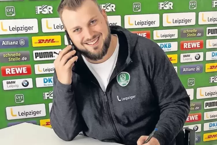 Am Schreibtisch: Malte Flickinger in der Gesch&auml;ftsstelle des Handball-Bundesligisten SC DHfK Leipzig.