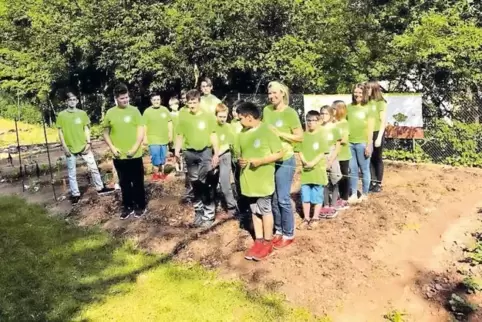 Noch stehen die Mitglieder der Schulacker-AG in Reih und Glied, bald soll dort das Gemüse wachsen. Der 100 Quadratmeter große Sc