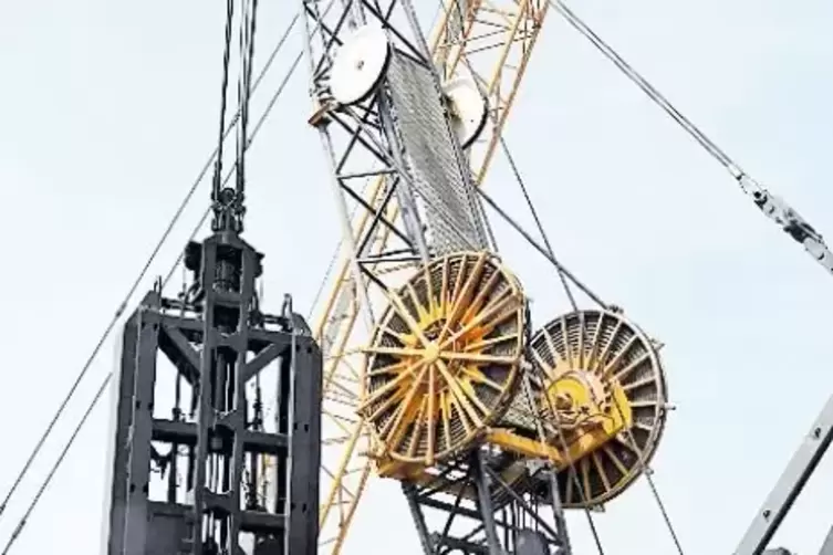 Ein 120 Tonnen schwerer Seilbagger wurde zum Bau der Schlitzwand eingesetzt.
