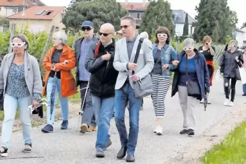 Am besten eingehakt: Selbst kleinste Unebenheiten sind mit einer Sehbeinträchtigung tückisch.