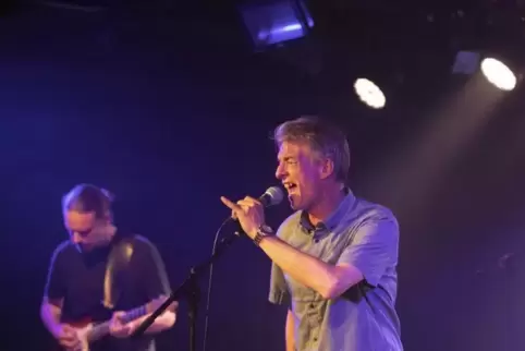 Wälzte seine Stimmbänder bis aufs Äußerste durch die Hendrix-Nummern: Kenny Cooper (rechts), Sänger der Grand Jam Experience, ei