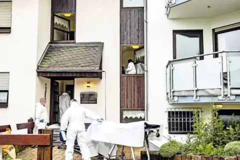 In diesem Haus in Idar-Oberstein starben in der Nacht zum Freitag zwei Bewohner. Kripobeamte sicherten gestern Vormittag Tatort-