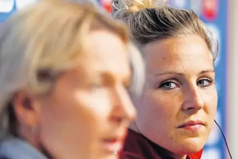 Sven Huth (rechts) lobte gestern Bundestrainerin Martina Voss-Tecklenburg. Und die bedankte sich prompt – mit einer Art Einsatzg