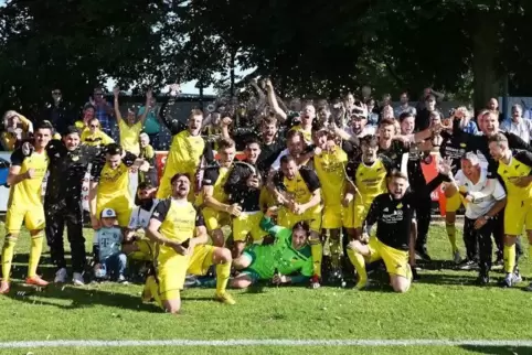 Juhu: Dudenhofen feiert. Foto: Lenz