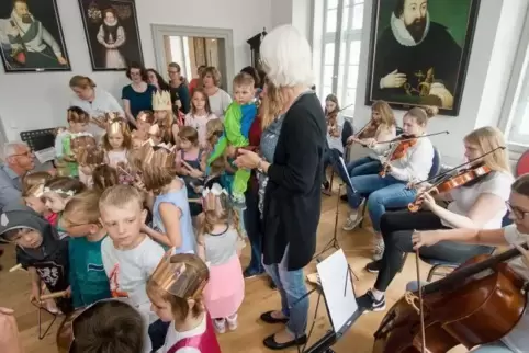 Das Schlossorchester macht viel Krach: Kinder aus dem Elementarbereich und das Ensemble „Saitsteps" hatten zwei Auftritte.  Foto