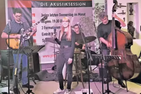 Lisa Koenig mit ihrer Band beim Parksong im April in Kuchem’s Brauhaus.