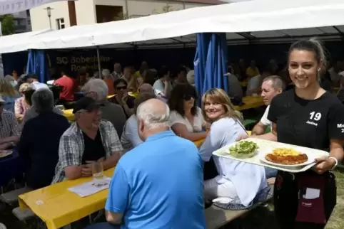 Ordentlich was los war am Sonntag auch im Zelt des SC Bobenheim-Roxheim. Am Abend waren bei vielen Vereinen die Essensvorräte na