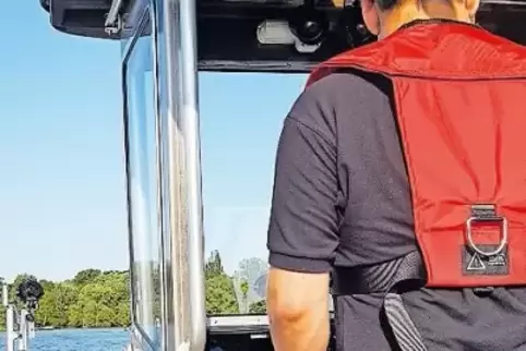 Alles im Griff: Feuerwehrmann Nico Hartmann am Steuer.