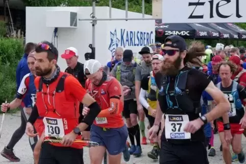Beim Start zum Ultra-Trail war Max Kirschbaum (LG Ohmbachsee, Nummer 37) an der Spitze Foto: Sayer