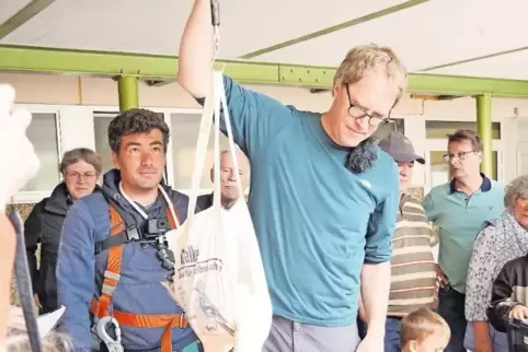 3,9 Kilogramm bringt Jungvogel Thilo auf die Waage von Wolfgang Fiedler von der Vogelwarte Radolfzell.