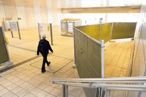 Dort, wo am Bahnhof Mitte mal Schließfächer standen, ist nur noch ein Bauzaun (großes Bild). Seit mehreren Wochen ist der Aufzug