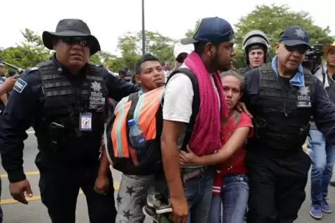 Migranten werden an der Grenze zu Guatemala von Kräften der mexikanischen Einwanderungsbehörde festgehalten. Foto: dpa