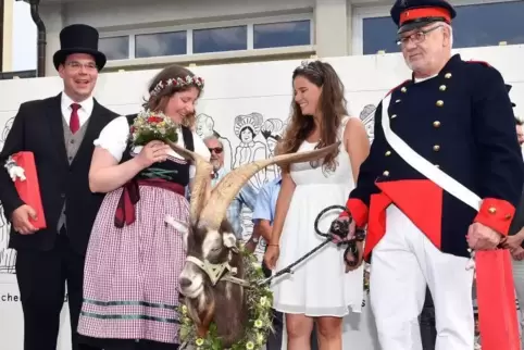 Ehepaar Martin und Hildrun Groß, Deidesheims Weinprinzessin Tamara I. und der Lambrechter Büttel bei der Übergabe. Foto: Mehn