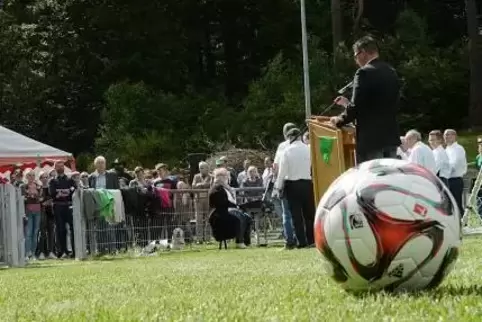 Der Ball stand später im Mittelpunkt der Einweihung des neuen Fußballrasens des ASV Esthal.  Foto: Linzmeier-Mehn