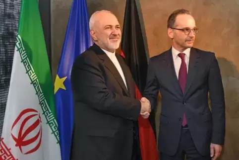 Am Montag trifft Außenminister Maas (rechts) in Iran mit seinem Amtskollegen Zarif zusammen. Hier im Bild sind die beiden bei de