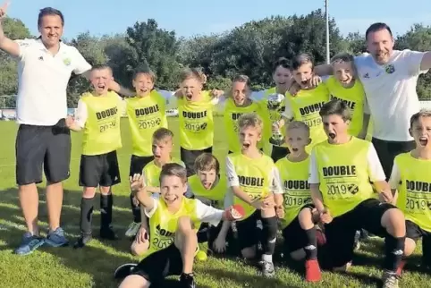 Draufgeschrieben: Die Jungs von der Ganerb feiern.